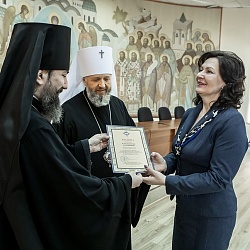 Руководитель сектора мероприятий и конкурсов Синодального отдела религиозного образования и катехизации иеромонах Трифон (Умалатов) вручил грамоты Синодального отдела