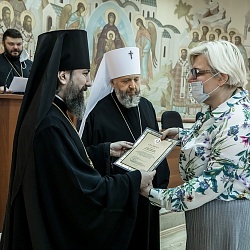 Руководитель сектора мероприятий и конкурсов Синодального отдела религиозного образования и катехизации иеромонах Трифон (Умалатов) вручил грамоты Синодального отдела
