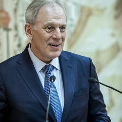 Руководитель сектора мероприятий и конкурсов Синодального отдела религиозного образования и катехизации иеромонах Трифон (Умалатов) вручил грамоты Синодального отдела