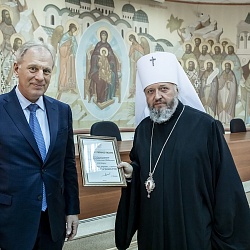 Руководитель сектора мероприятий и конкурсов Синодального отдела религиозного образования и катехизации иеромонах Трифон (Умалатов) вручил грамоты Синодального отдела